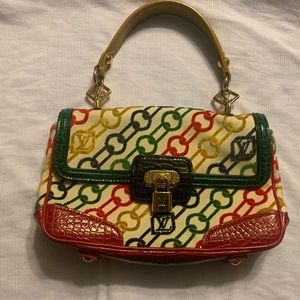 Stylish and in excellent condition Louis Vuitton medium sized purse